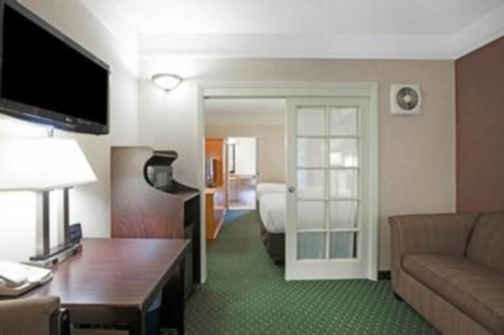 Ramada Suites By Wyndham San Diego Zewnętrze zdjęcie