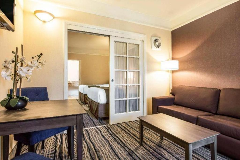 Ramada Suites By Wyndham San Diego Zewnętrze zdjęcie