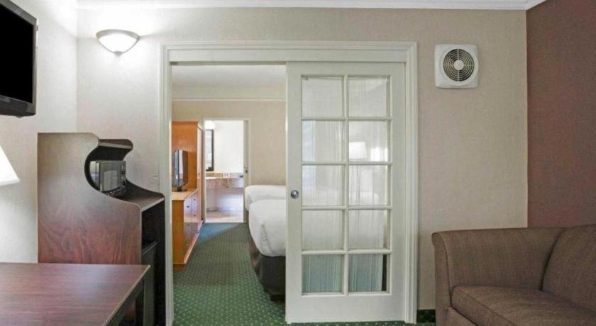 Ramada Suites By Wyndham San Diego Zewnętrze zdjęcie